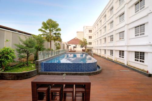 泗水Kokoon Hotel Surabaya的一座建筑物中央的游泳池