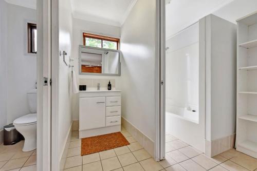 罗斯伯里布拉肯山别墅酒店的白色的浴室设有卫生间和水槽。