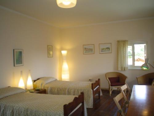 Trivignano Udinese卡萨安缇卡蒙莎依奇酒店的酒店客房设有两张床和窗户。