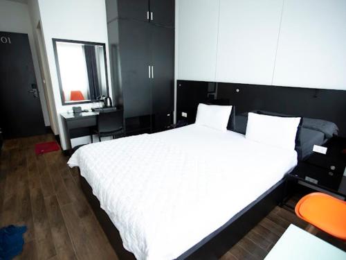 河内Ánh Hồng Hottel的卧室设有一张白色大床和一扇窗户。