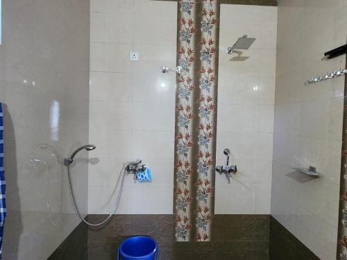 奈尼塔尔Kumaon Lake's Home stay的浴室内配有淋浴帘。