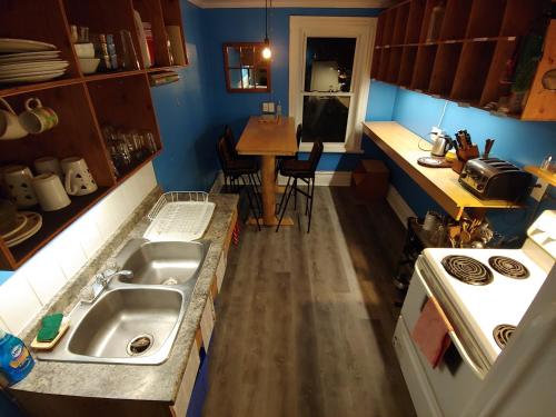 Maynooth阿灵顿酒店的厨房配有水槽和台面