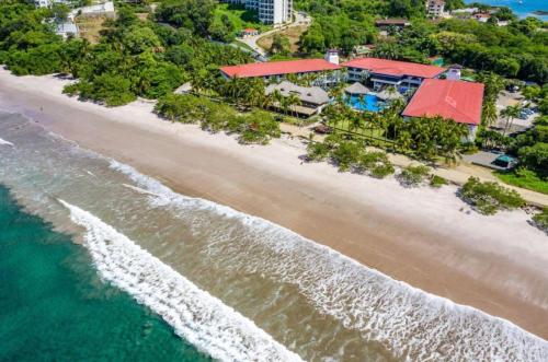 普拉亚弗拉明戈Margaritaville Beach Resort - Honeymoon suite - Costa Rica的享有海滩空中美景和度假胜地