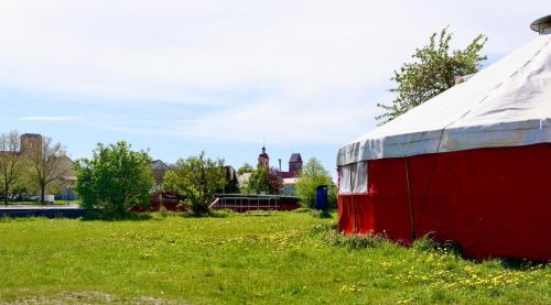 安克拉姆Boot & Bike Hansestadt Anklam的草场上的红白帐篷