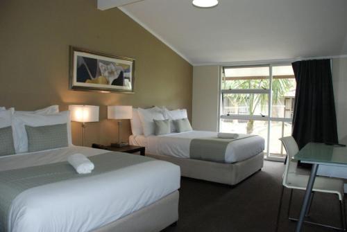 奥克兰VR Auckland Airport的酒店客房设有两张床和一个阳台。