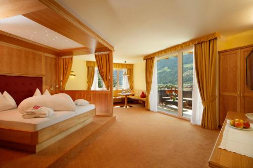 纳图尔诺全景夜曲酒店的酒店客房设有一张床和一个阳台。