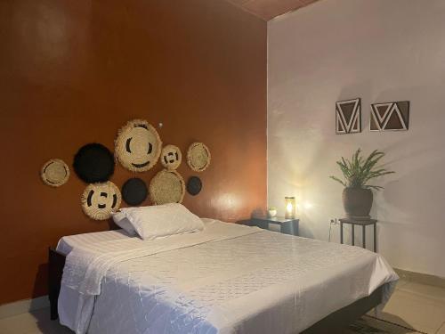 基加利grande villa verdoyante à louer pour 1 mois的卧室配有一张挂着一顶帽子的墙壁床
