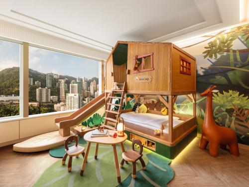 香港港岛香格里拉的儿童卧室配有长颈鹿床和桌子