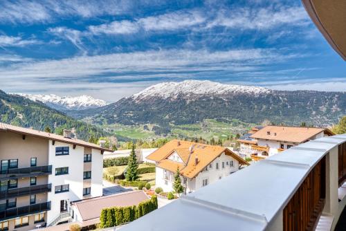 耶岑斯皇家阿尔卑斯山酒店的从酒店阳台可欣赏到山脉景色