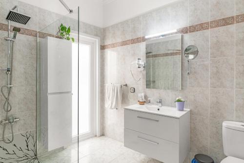 埃尔戈尔福Casita Isabella的浴室配有卫生间、盥洗盆和淋浴。