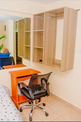 EmbuAmani stays Embu-white的办公室,办公室里配有桌子和椅子