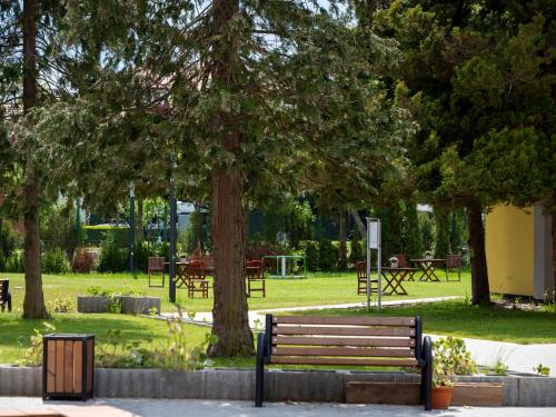 梅尔诺Słoneczny Brzeg Natura Tour的公园里设有长凳、桌子和树木