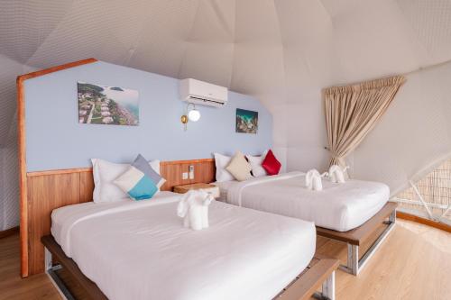 Kampong SeilaRomhaey Kirirom Resort的配有白色床单的客房内的两张床
