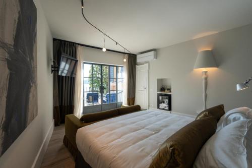 卡尼洛瑞维拉阿兰希奥马洛酒店的一间卧室设有一张大床和一个窗户。