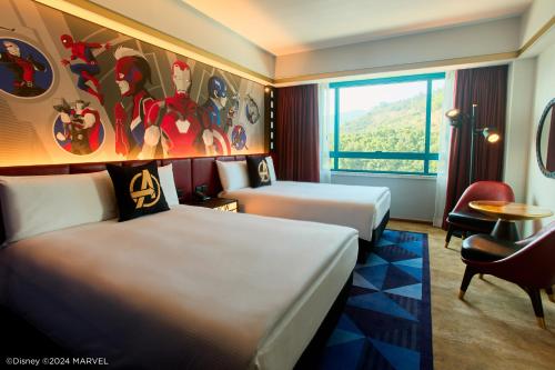 香港迪士尼好莱坞酒店的酒店客房设有两张床和窗户。