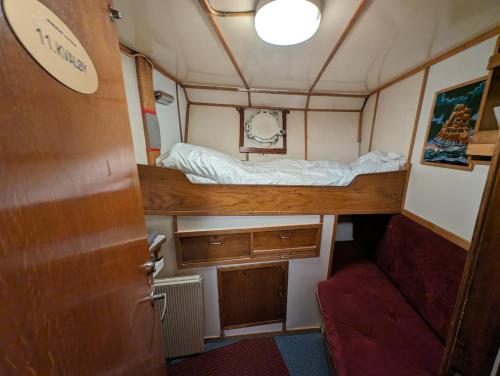 特罗姆瑟Fjordbooking的一间小房间,中间设有一张床