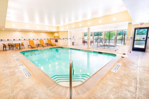 金斯顿金士顿万豪万怡酒店的大型建筑中的大型游泳池