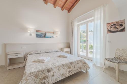 卡波利韦里Villa Mia的白色的卧室设有床和窗户