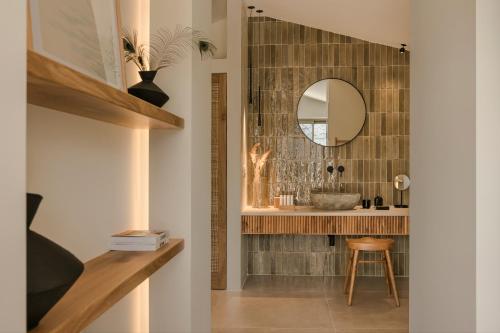 阿尔戈斯托利翁Veranda Suite的一间带水槽和镜子的浴室