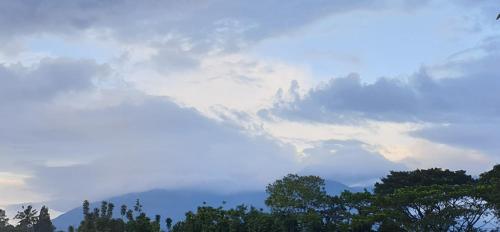 苏加武眉1Q rural的一片云天,前方有树木