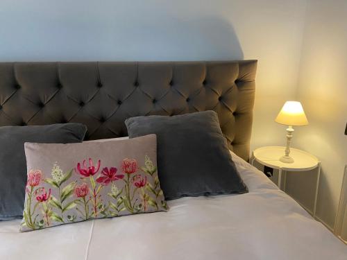 Kortenberg佛罗伦萨艾琳住宿加早餐旅馆的一张带床头板的床和两个枕头