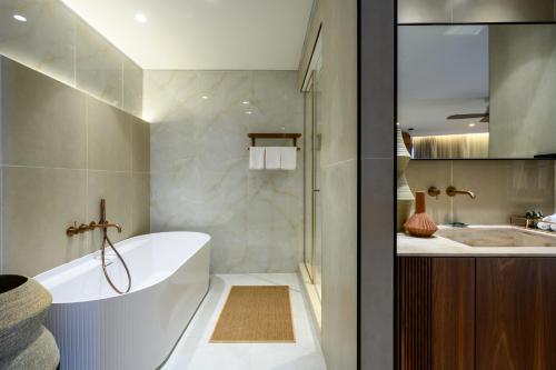 提比里亚莱昂纳多广场太巴列酒店的带浴缸和盥洗盆的浴室