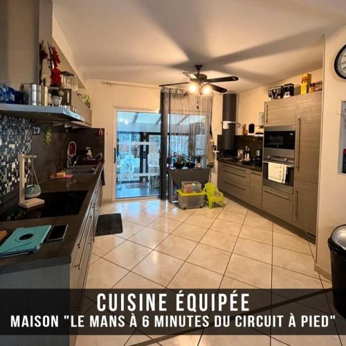 勒芒MAISON Jean Pierre的一间带吊扇的厨房和一间带