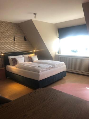 兰图姆Strandvogtei Sylt的一间卧室设有一张床和一个窗口