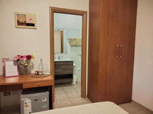 伊特里Casale di Valle Fredda的一间带书桌的卧室和一间浴室