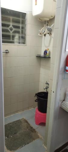 班加罗尔RUKMINI Apartment的一间带卫生间和粉红色桶的浴室