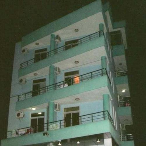爱尔巴桑REZIDENCA GJELI的蓝色阳台的建筑和灯光的建筑