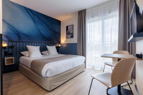 蒙泰夫兰杜帕尔克瓦尔欧洲公寓式酒店的一间卧室配有一张大床和一张桌子及椅子