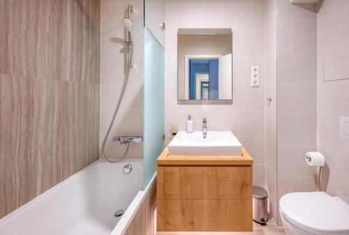 巴拉通雷勒Napfény Resort by HelloBalatonlelle的一间带水槽、卫生间和镜子的浴室