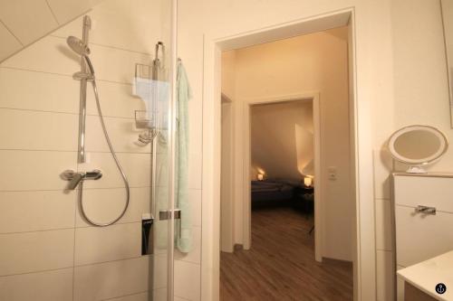库克斯港Ferienhaus am Angerplatz的带淋浴的浴室和玻璃门