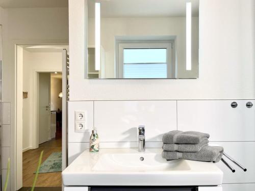 克伦胡森Kirschgarten 3的浴室设有白色水槽和镜子