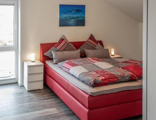哈夫克鲁格Neue Liebe Haffkrug 5 - Meeresstern的红色的床上,有红色的沙发