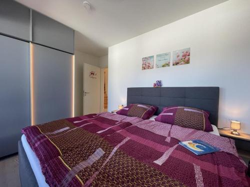 HeringhausenDiemelblick 33的一间卧室配有紫色床和紫色毯子