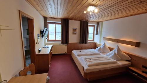 阿布斯贝格Landgasthaus Jägerhof的一间卧室配有一张床和一张书桌