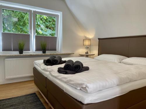 OesterdeichstrichDeichquartier的一间卧室配有一张大床和毛巾