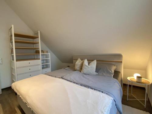 库克斯港Meerglück CUX的一间卧室配有一张带梯子和架子的床