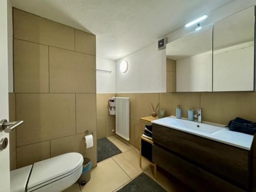 皮奥塔Michels Haus的一间带卫生间和水槽的浴室