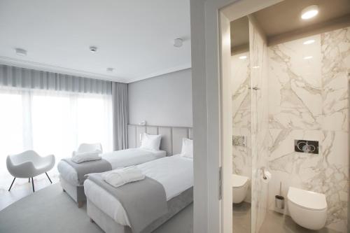 琴斯托霍瓦Hotel Park 17的酒店客房设有两张床和淋浴。