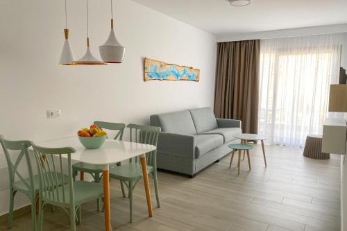 塔乌里托Apartamentos Cordial Magec Taurito的客厅配有沙发和桌椅