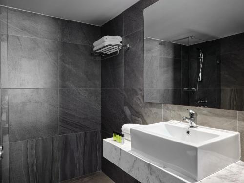 阿依纳帕Atlantica Panthea Resort的浴室配有白色水槽和淋浴。