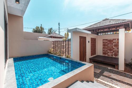 安耶尔Nemuru Villa Ubud Anyer的一座房子后院的游泳池