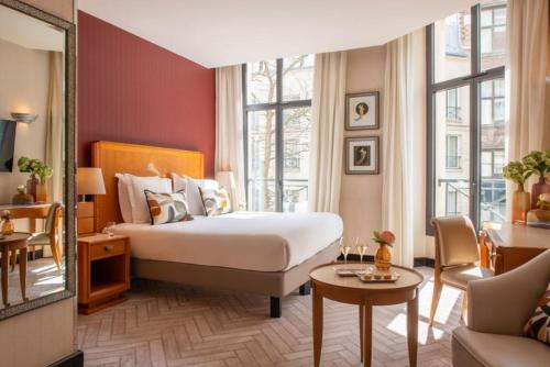 巴黎马莱公园酒店的酒店客房,配有床和沙发