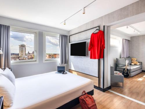 斯特拉斯堡宜必思斯特拉斯堡中心乐斯哈勒斯酒店的卧室配有一张挂在墙上的红色衬衫的床
