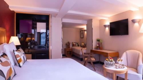 巴黎马莱公园酒店的酒店客房设有床和客厅。