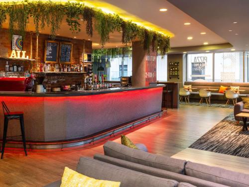 伦敦伦敦市宜必思酒店 - 肖迪奇的带沙发的餐厅内的酒吧