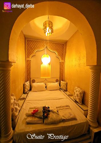 DjerbaDar hayat的一间卧室设有一张拱形大床